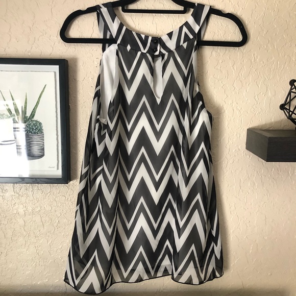 Black and white sleeveless blouse - Picture 2 of 2